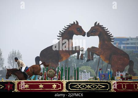 Katmandou, Népal. 01st avril 2022. Un soldat népalais se charge de l'équitation lors du festival de course hippique « Ghodejatra ». Le 'Ghode Jatra' est un festival annuel de chevaux célébré sur le terrain de Cavalry au Népal à Katmandou, qui marque la défaite d'un démon hindou. Crédit : SOPA Images Limited/Alamy Live News Banque D'Images