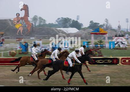 Katmandou, Népal. 01st avril 2022. Les soldats népalais s'adresont à l'équitation pendant le festival de course hippique de Ghodejatra. Le 'Ghode Jatra' est un festival annuel de chevaux célébré sur le terrain de Cavalry au Népal à Katmandou, qui marque la défaite d'un démon hindou. Crédit : SOPA Images Limited/Alamy Live News Banque D'Images