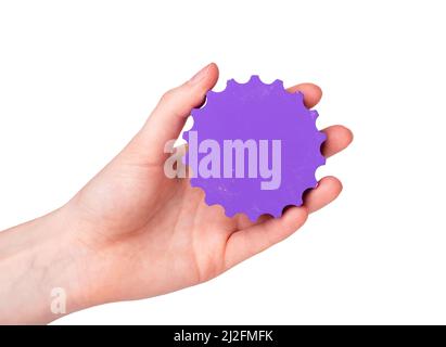 Concept de paramètres. Femme main avec l'équipement isolé sur fond blanc. Paramètres techniques des applications. Roue dentée mauve. Photo de haute qualité Banque D'Images