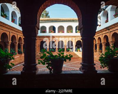 Cloître dans le style architectural Mudejar du monastère de Santa María de la Rábida à Huelva. Banque D'Images