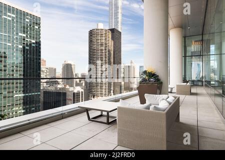 Un balcon sur un appartement du centre-ville de Chicago donnant sur les bâtiments de la rivière Chicago. Banque D'Images