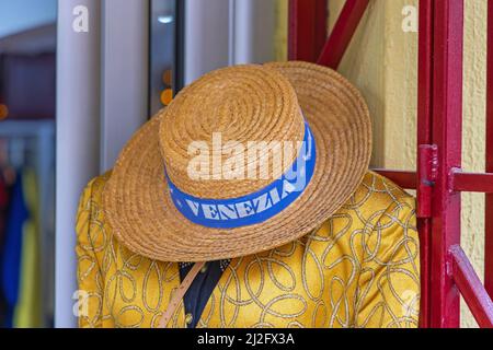 Belgrade, Serbie - 30 mars 2022 : Venise gondolier italien chapeau Venise ruban de Venise souvenir dans la boutique de Thrift. Banque D'Images