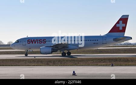 28 mars 2022, Brandebourg, Schönefeld: Un avion passager de la compagnie aérienne Swiss Air à l'aéroport de la capitale Berlin-Brandebourg (BER). Swiss International Air Lines est la compagnie aérienne nationale de Suisse, dont le siège social et le hub se trouvent à l'aéroport de Zurich. Photo: Patrick Pleul/dpa-Zentralbild/ZB Banque D'Images