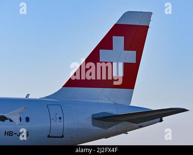 28 mars 2022, Brandebourg, Schönefeld: Un avion passager de la compagnie aérienne Swiss Air à l'aéroport de la capitale Berlin-Brandebourg (BER). Swiss International Air Lines est la compagnie aérienne nationale de Suisse, dont le siège social et le hub se trouvent à l'aéroport de Zurich. Photo: Patrick Pleul/dpa-Zentralbild/ZB Banque D'Images