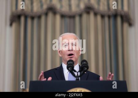 Washington, États-Unis. 01st avril 2022. Le président Joe Biden prononce un discours sur le rapport de mars sur l'emploi à la Maison Blanche le 1 avril 2022 à Washington, DC. (Photo d'Oliver Contreras/SIPA USA) Credit: SIPA USA/Alay Live News Banque D'Images