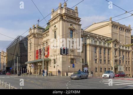 Belgrade, Serbie - 27 février 2022 : Théâtre national Bâtiment historique au centre-ville de Republic Square. Banque D'Images