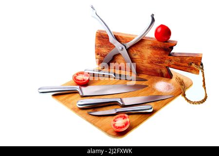 Ensemble de différents couteaux de cuisine sur planches à découper en bois. Légumes, sel. Banque D'Images