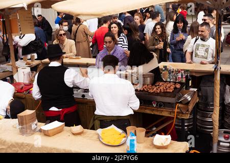 Vigo, Galice, Espagne, mars 26 2022: Stand de nourriture vendant la nourriture traditionnelle galicienne lors d'un festival Banque D'Images