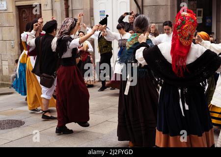 Vigo, Galice, Espagne, mars 26 2022 : deux rangées de personnes dansant une danse galicienne linéaire lors d'un festival de rue Banque D'Images