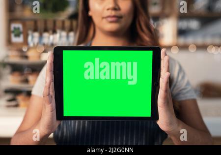 Mettez-vous sur le marché pour vous démarquer de vos concurrents. Gros plan d'une femme méconnaissable tenant une tablette numérique avec un écran vert Banque D'Images