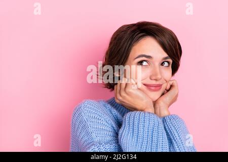 Portrait de l'esprit magnifique bras de dame sur les joues regarder intéressé vide espace isolé sur fond de couleur rose Banque D'Images