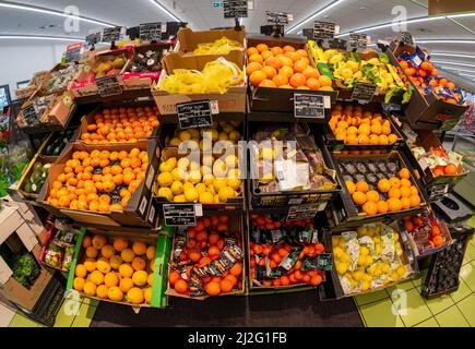 Fossano, Italie - 30 mars 2022 : stand vendant des fruits aux agrumes colorés dans un supermarché italien. Vision œil de poisson Banque D'Images