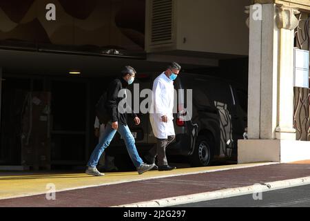 Les médecins portant des masques faciaux par mesure de précaution contre la propagation du covid-19 à l'extérieur du Centre cardio-thoracique de (Centre cardio-thoracique) à Monaco. Banque D'Images