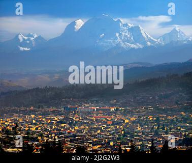 Ville de Huaraz et Nevado Huascaran, Ancash, Pérou Banque D'Images