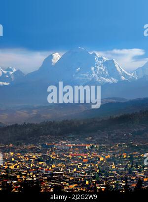 Ville de Huaraz et Nevado Huascaran, Ancash, Pérou Banque D'Images