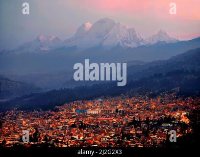 Ville de Huaraz et Nevado Huascaran, Ancash, Pérou Banque D'Images