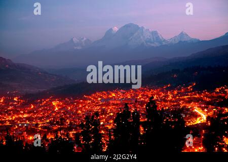 Ville de Huaraz et Nevado Huascaran, Ancash, Pérou Banque D'Images