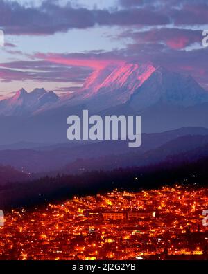 Ville de Huaraz et Nevado Huascaran, Ancash, Pérou Banque D'Images