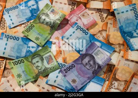 Billets chiliens. L'argent papier du Chili est dispersé sur une table. Billets d'argent du Chili. Banque D'Images