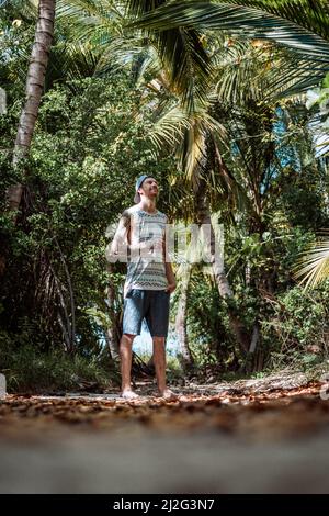 Un jeune caucasien joyeux avec des tatouages en vacances à Punta Cana, République Dominicaine Banque D'Images