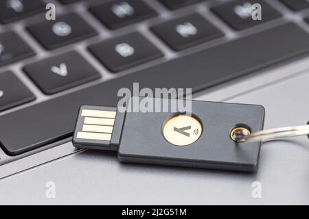 Galice, Espagne ; 1 avril 2022 : clé matérielle Yubikey sur ordinateur portable. Yubikey est un dispositif d'authentification matériel fabriqué par Yubico Banque D'Images