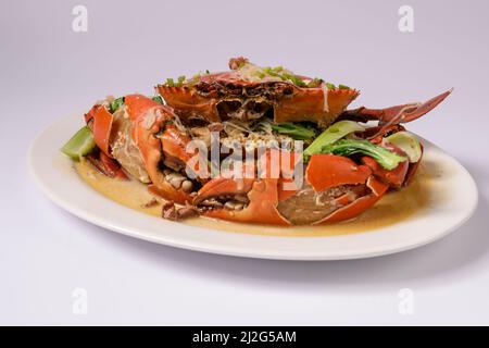 SOYEZ LE CRABE HOON WOKKIN dans un plat vue sur le dessus sur fond gris Singapour nourriture Banque D'Images