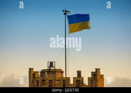 La République populaire d'Ukraine drapeau bicolore volant de la tour de l'église Saint-Pierre et Saint-Paul, Aldeburgh, en fin d'après-midi lumière chaude Banque D'Images