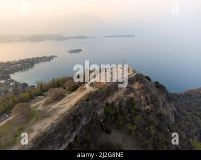 Lac de Garde, Italie. Photographie de drones aériens. Vue sur rocca di manerba dans les montagnes en arrière-plan, île de san biagio, île de garda à haute altitude Banque D'Images