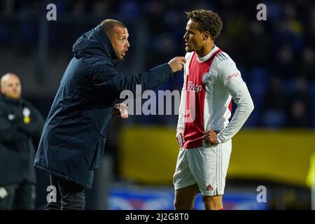 BREDA, PAYS-BAS - AVRIL 1 : entraîneur-chef Johnny Heitinga d'Ajax U21, Liam Van Gelderen d'Ajax U21 pendant le match hollandais Keukenkampidicoenie entre NAC Breda et Ajax U21 à Rat Verlegh Stadion le 1 avril 2022 à Breda, pays-Bas (photo de Joris Verwijst/Orange Pictures) Banque D'Images