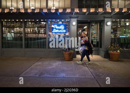 Seattle, États-Unis. 31st mars 2022. Un panneau de signalisation au néon de service de confiance lorsque quelqu'un passe sur Pine Street. Banque D'Images