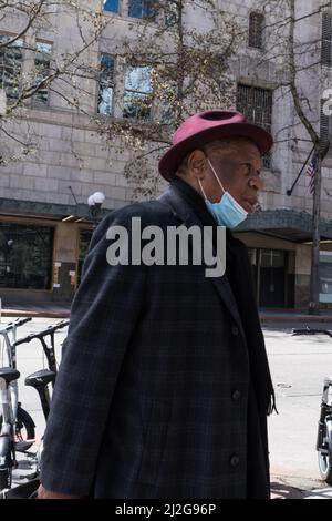 Seattle, États-Unis. 31st mars 2022. Une personne élégante qui marche à travers Westlake après que les restrictions de covid sont levées. Banque D'Images