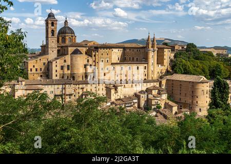 Une belle photo du site du patrimoine du Palazzo Ducale di Urbino, Marche, Italie avec ciel bleu Banque D'Images