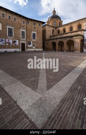 Une belle vue à angle bas de l'ancien sol en pierre sous la Piazza Duca Federico bâtiment avec ciel bleu Banque D'Images