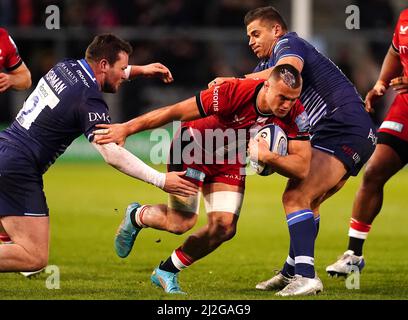 Ben Earl (au centre) de Saracens est abordé par Ewan Ashman (à gauche) de sale Sharks et Rohan Janse van Rensburg lors du match Gallagher Premiership au stade AJ Bell, Eccles. Date de la photo: Vendredi 1 avril 2022. Banque D'Images