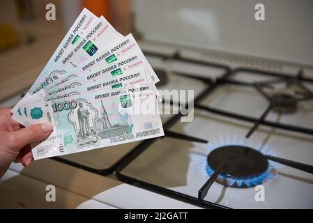 L'argent russe rouble sur le fond d'un poêle à gaz, le concept d'achat de gaz pour roubles Banque D'Images