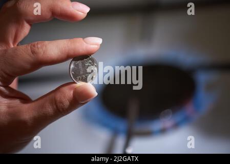 L'argent russe rouble sur le fond d'un poêle à gaz, le concept d'achat de gaz pour roubles Banque D'Images