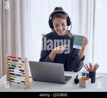 Tous les élèves peuvent apprendre et réussir. Photo d'un jeune enseignant une leçon en ligne avec son ordinateur portable à la maison. Banque D'Images