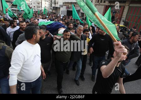 Hébron. 1st avril 2022. Les boureurs portent le corps du palestinien Ahmad el-Atrash lors de ses funérailles dans la ville d'Hébron, dans le sud de la Cisjordanie, le 1 avril 2022. Ahmad el-Atrash, 28 ans, a été tué après que des soldats israéliens l'ont abattu lors d'affrontements avec des manifestants palestiniens à Hébron, a déclaré le Ministère palestinien de la santé dans une déclaration. Crédit: Mamoun Wazwaz/Xinhua/Alamy Live News Banque D'Images