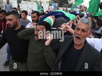 Hébron. 1st avril 2022. Les boureurs portent le corps du palestinien Ahmad el-Atrash lors de ses funérailles dans la ville d'Hébron, dans le sud de la Cisjordanie, le 1 avril 2022. Ahmad el-Atrash, 28 ans, a été tué après que des soldats israéliens l'ont abattu lors d'affrontements avec des manifestants palestiniens à Hébron, a déclaré le Ministère palestinien de la santé dans une déclaration. Crédit: Mamoun Wazwaz/Xinhua/Alamy Live News Banque D'Images