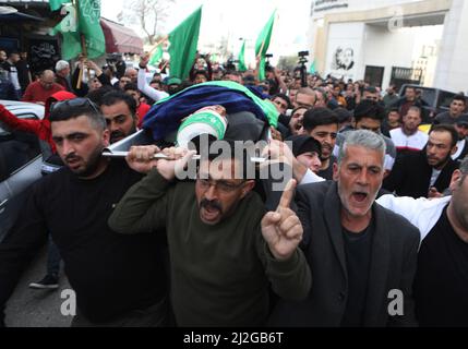 Hébron. 1st avril 2022. Les boureurs portent le corps du palestinien Ahmad el-Atrash lors de ses funérailles dans la ville d'Hébron, dans le sud de la Cisjordanie, le 1 avril 2022. Ahmad el-Atrash, 28 ans, a été tué après que des soldats israéliens l'ont abattu lors d'affrontements avec des manifestants palestiniens à Hébron, a déclaré le Ministère palestinien de la santé dans une déclaration. Crédit: Mamoun Wazwaz/Xinhua/Alamy Live News Banque D'Images