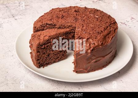 Gâteau de dattes, de chocolat et de patates douces avec tranche coupée Banque D'Images
