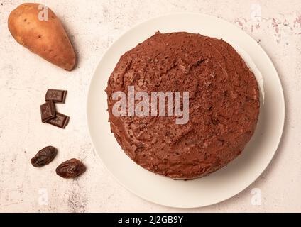 Gâteau de dattes, chocolat et patates douces avec ingrédients Banque D'Images