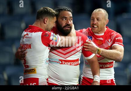 Konrad Hurrell (au centre) de St Helens célèbre la première tentative de jeu de son côté avec des coéquipiers lors du match de la Super League de Betfred au stade Headingley, à Leeds. Date de la photo: Vendredi 1 avril 2022. Banque D'Images