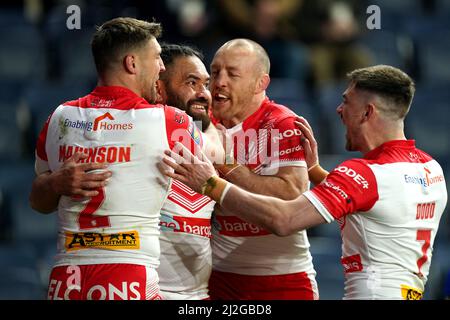 Konrad Hurrell de St Helens (deuxième à gauche) célèbre la première tentative de jeu de son côté avec des coéquipiers lors du match de la Super League de Betfred au stade Headingley, Leeds. Date de la photo: Vendredi 1 avril 2022. Banque D'Images