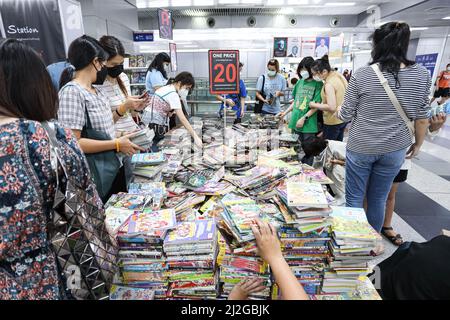 Bangkok, Thaïlande. 1st avril 2022. Les gens achètent des livres dans la soirée avant les vacances à la Foire nationale du livre 50th et à la Foire internationale du livre 20th de Bangkok 2022, qui se tiendra du 26 mars au 6 avril 2022 à la gare Bang Sue Grand, la plus grande gare ferroviaire d'Asie du Sud-est. (Credit image: © Edirach Toumlamoon/Pacific Press via ZUMA Press Wire) Banque D'Images