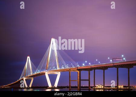 Pont Arthur Ravenel Jr vu la nuit avec des lumières, Charleston Caroline du Sud Banque D'Images