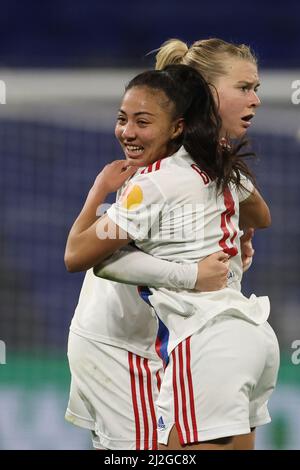 Lyon, France, 31st mars 2022. ADA Hegerberg, de Lyon, célèbre avec son coéquipier Selma Bacha après avoir obtenu 1-0 points pour donner à la partie une avance lors du match de la Ligue des champions des femmes de l'UEFA au stade Groupama, à Lyon. Crédit photo à lire: Jonathan Moscrop / Sportimage crédit: Sportimage / Alay Live News Banque D'Images