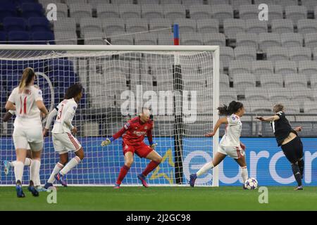 Lyon, France, 31st mars 2022. Wendie Renard, de Lyon, considère comme l'équipier Selma Bacha fait un bloc important pour refuser à Lina Hurtig de Juventus la chance d'un but avec le scoreline toujours à 0-0 lors du match de l'UEFA Womens Champions League au stade Groupama, à Lyon. Crédit photo à lire: Jonathan Moscrop / Sportimage crédit: Sportimage / Alay Live News Banque D'Images