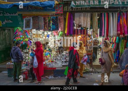 31 mars 2022, Srinagar, Jammu-et-Cachemire, Inde: Les Kashmiri sont vus magasiner sur un marché local avant le Saint mois de jeûne musulman du Ramadan à Srinagar, qui commencera cette semaine. Les musulmans du monde entier célèbrent le Saint mois du Ramadan en priant pendant la nuit et en s'abstenant de manger et de boire pendant la période entre le lever et le coucher du soleil. Le Ramadan est le neuvième mois du calendrier islamique et on croit que le premier verset du Coran a été révélé au cours de ses 10 dernières nuits. (Image de crédit : © Faisal Bashir/SOPA Images via ZUMA Press Wire) Banque D'Images