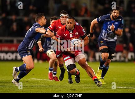 Billy Vunipola (au centre) de Saracens est attaqué par Rohan Janse van Rensburg (à gauche) de sale Sharks lors du match Gallagher Premiership au stade AJ Bell, Eccles. Date de la photo: Vendredi 1 avril 2022. Banque D'Images